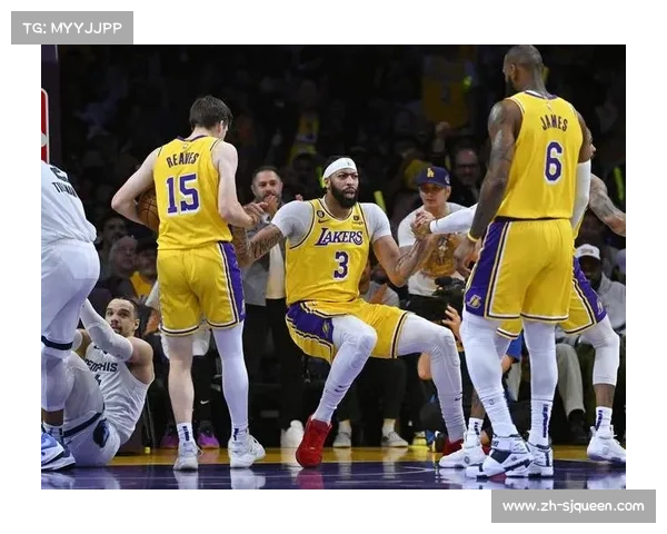 湖人连败期训练加码,哈姆教练调整首发阵容 湖人连败期训练加码,哈姆教练调整首发阵容