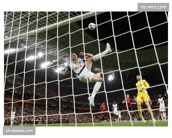 曼联夏季引援瞄准热刺中卫范德芬，应对后防线伤病危机